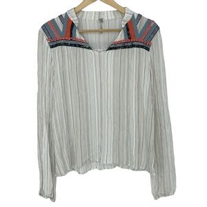 Gimmicks by BKE cream v-neck shoulder trimmed detailed top, M